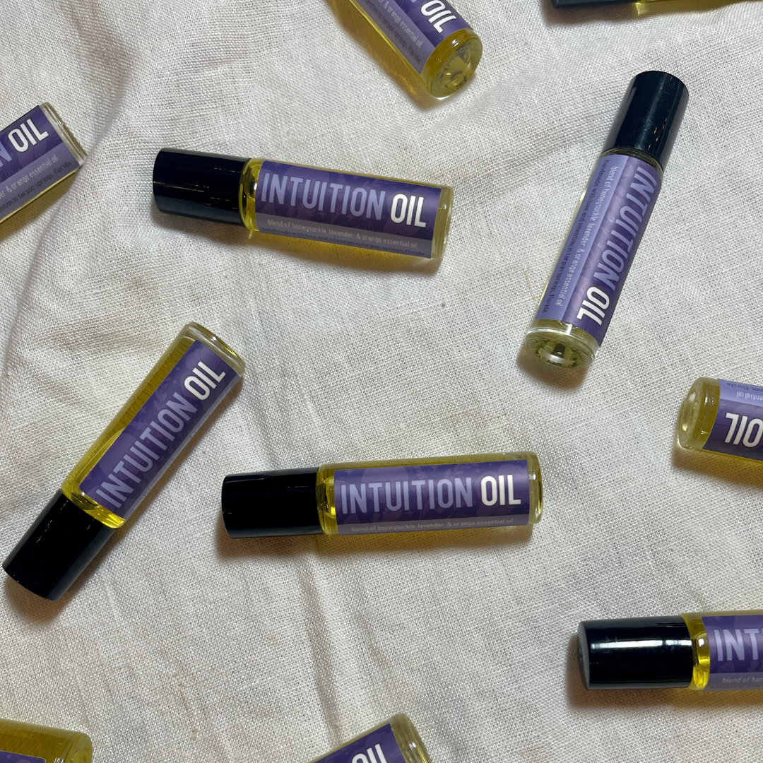 Bring your intuition forward with this oil roll on! a grapeseed oil base with a blend of honeysuckle, lavender, and orange essential oils.
