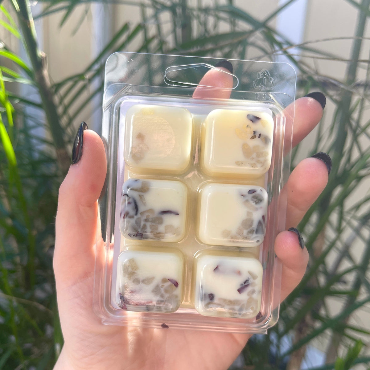 Bring intuition forward in your life with these hand-poured, small-batch wax melts. Scented with orange, honeysuckle, and lavender essential oils &amp; topped with jasmine, hibiscus, mugwort, and labradorite. 