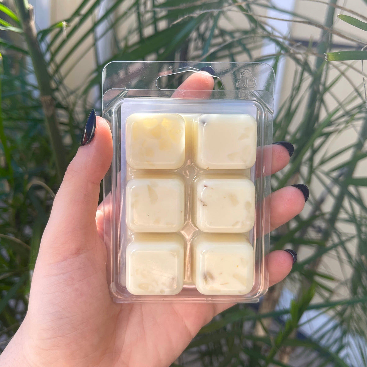 Clarity Spell wax Melts Bring clarity to the forefront of your life with these hand-poured, small batch spell melts. Scented with frankincense essential oil &amp; topped with dried lemon, lavender, and clear quartz.